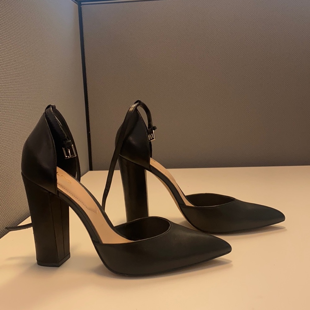 Essential high heel black shoe.